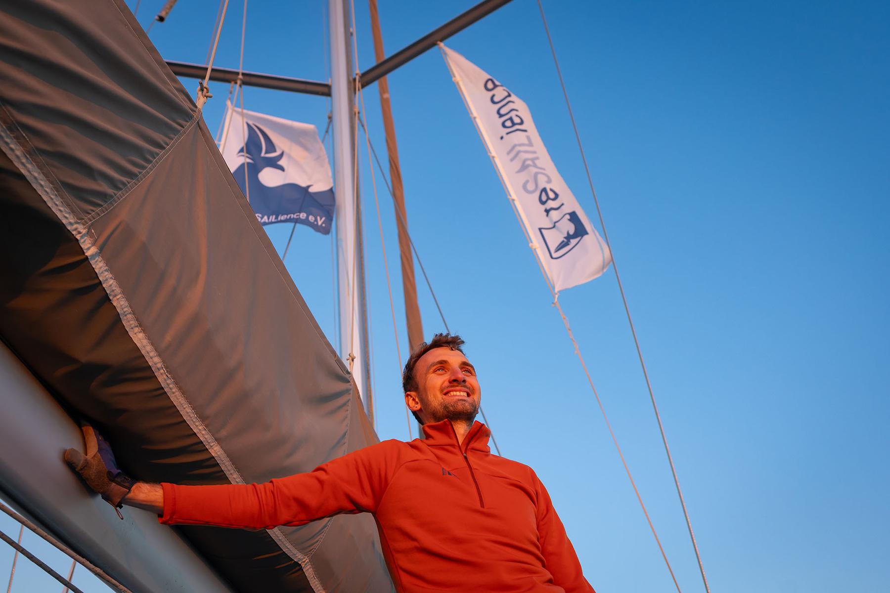 Yannic auf reSAILience-Segelboot