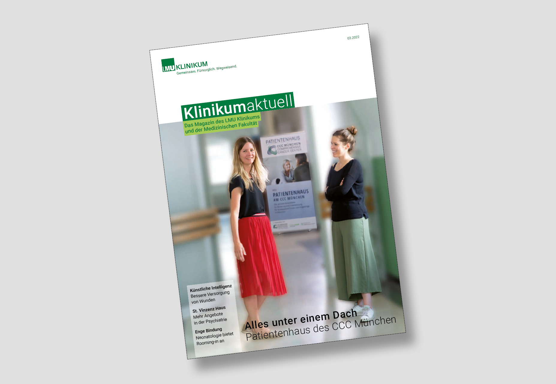 Patientenmagazin Klinikum aktuell: Die Titelseite der Ausgabe 3/2022 zeigt zwei Mitarbeiterinnen im Eingang zum Patientenhaus des CCC München