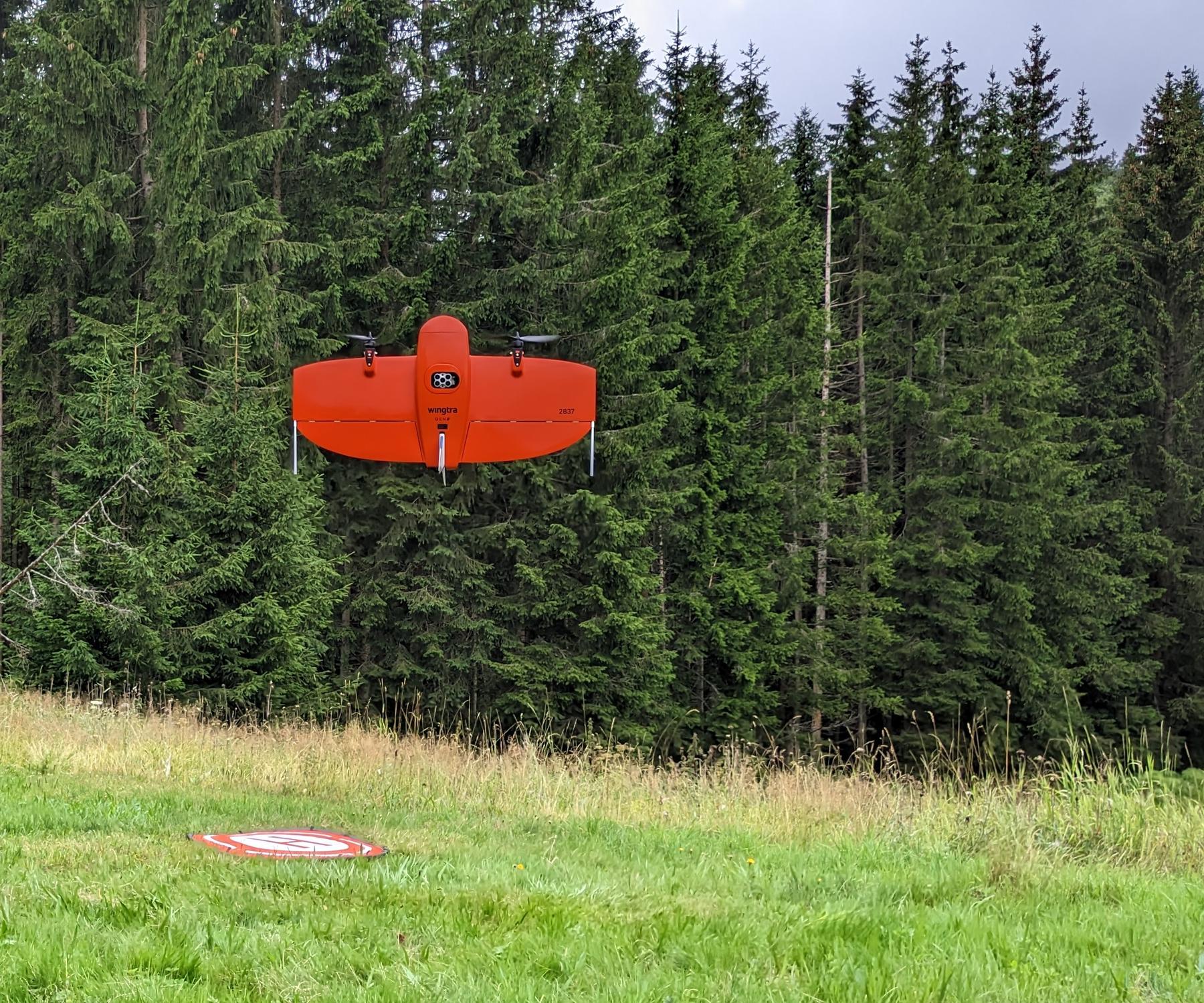Eine Wingtra-Drohne bei der Aufnahme im MONID HABITRACK Projekt