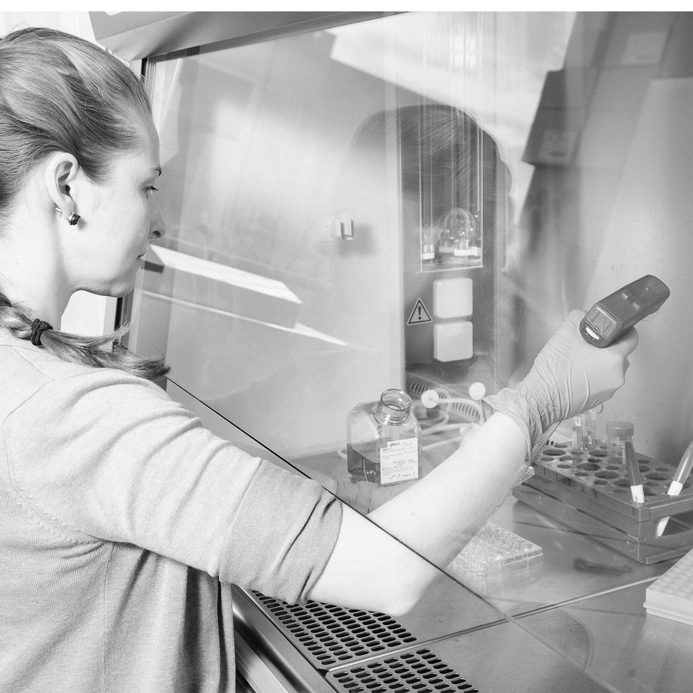  Female pipetting