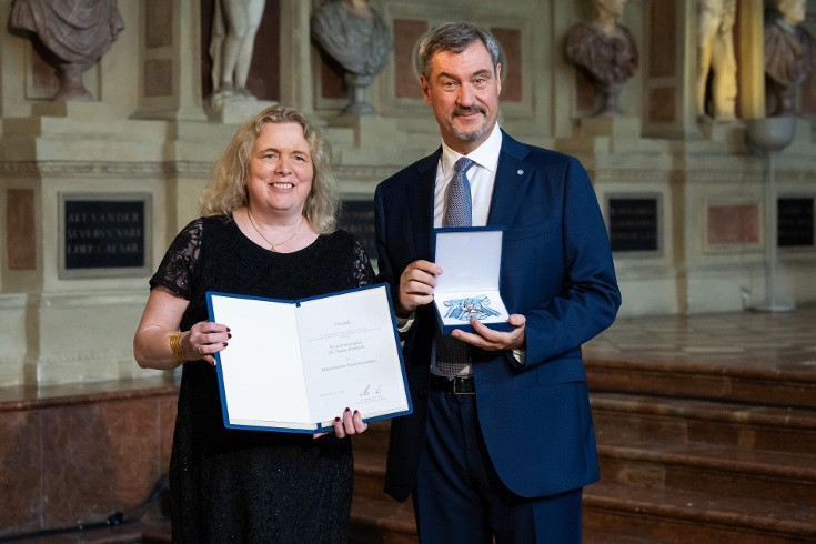Professorin Nadia Harbeck mit Ministerpräsident Markus Söder bei der Übergabe des Bayerischen Verdienstordens