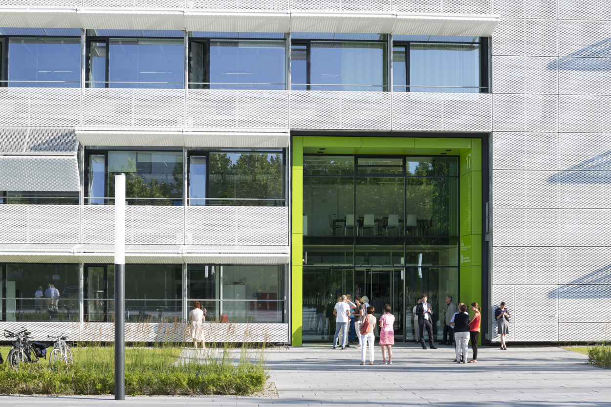 People in front of ISD Building © Stefan-Müller-Naumann