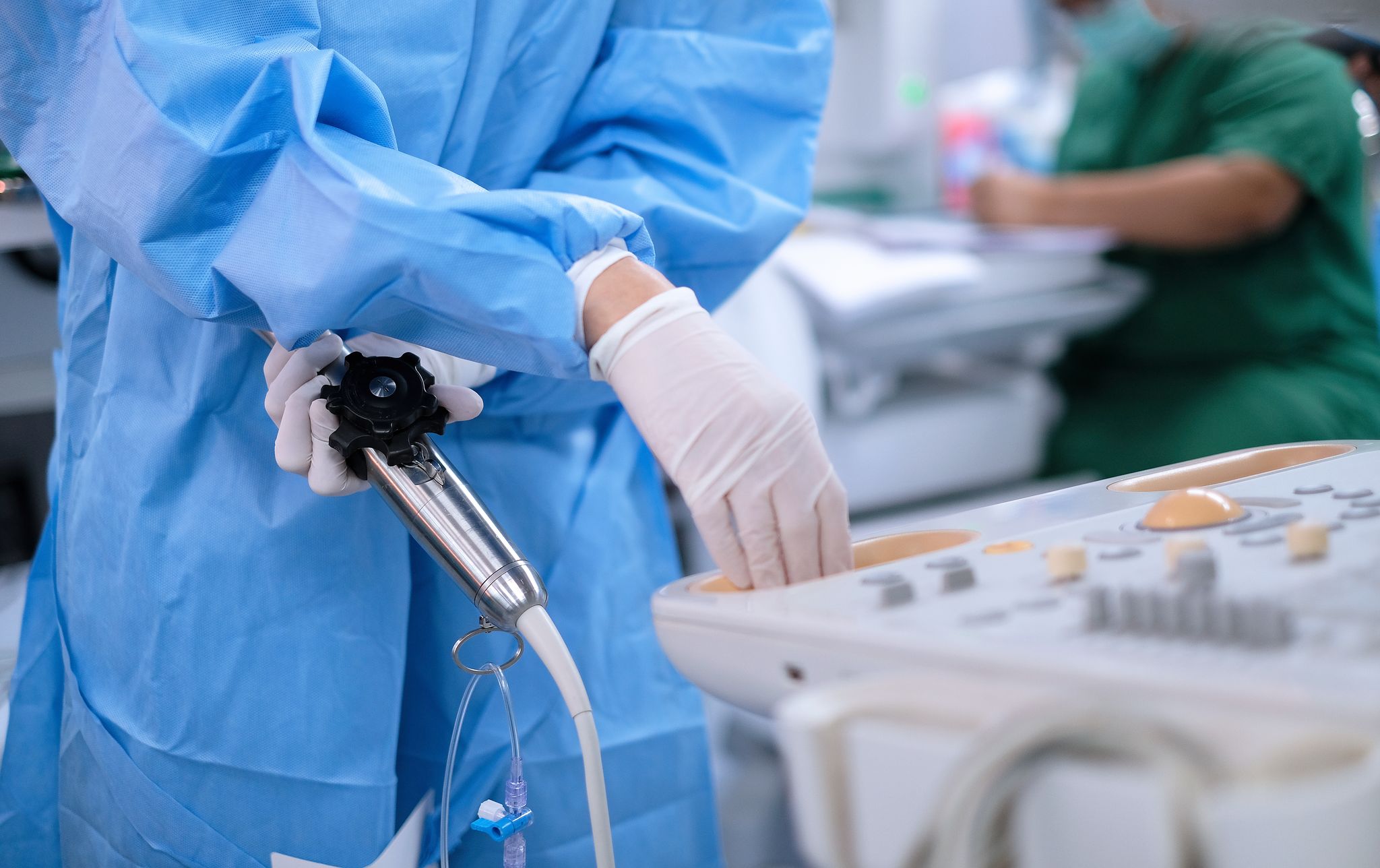 Ein Arzt steht vor einem Diagnoseapparat
