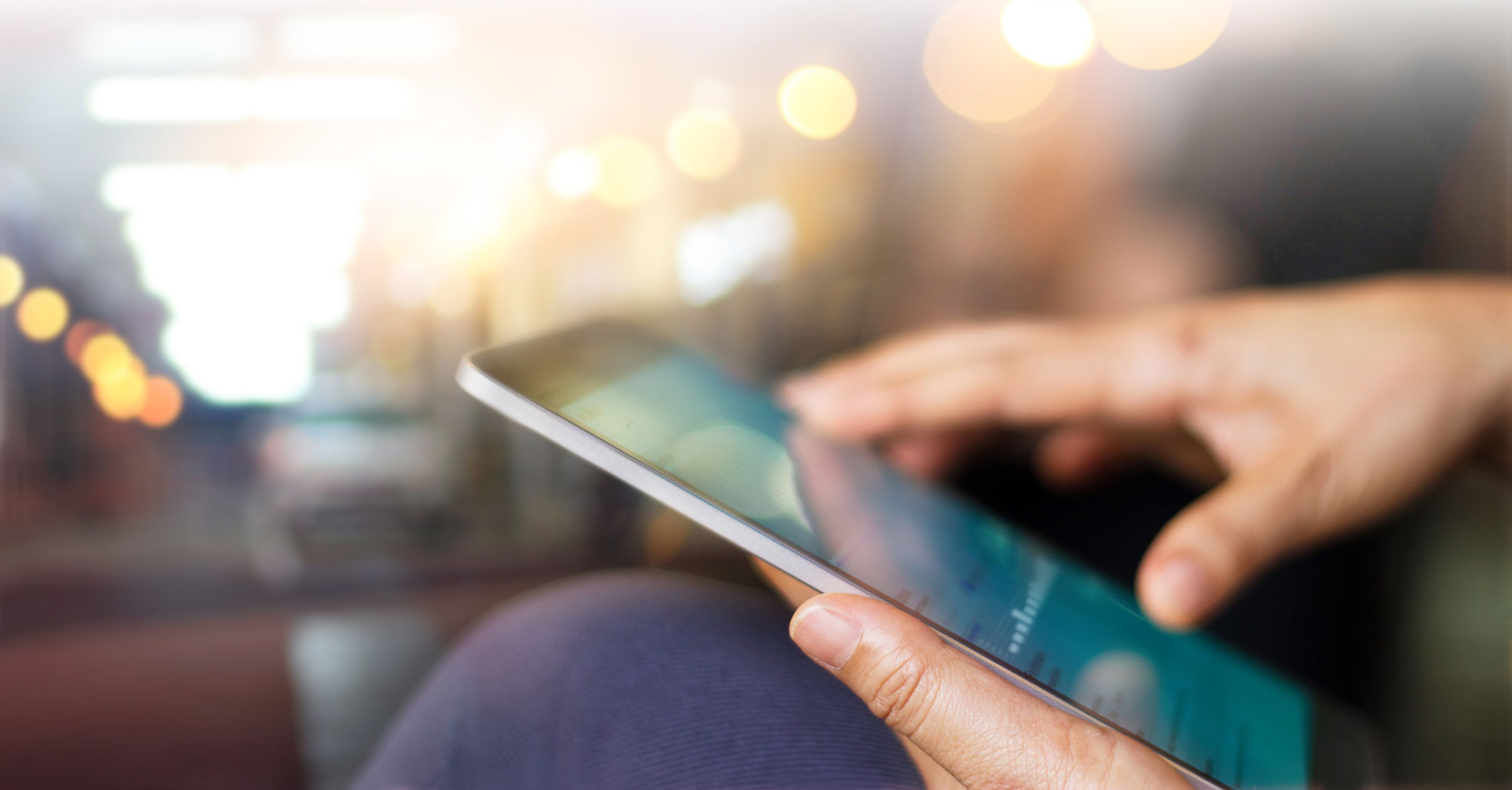 Person mit Tablet auf dem Schoß